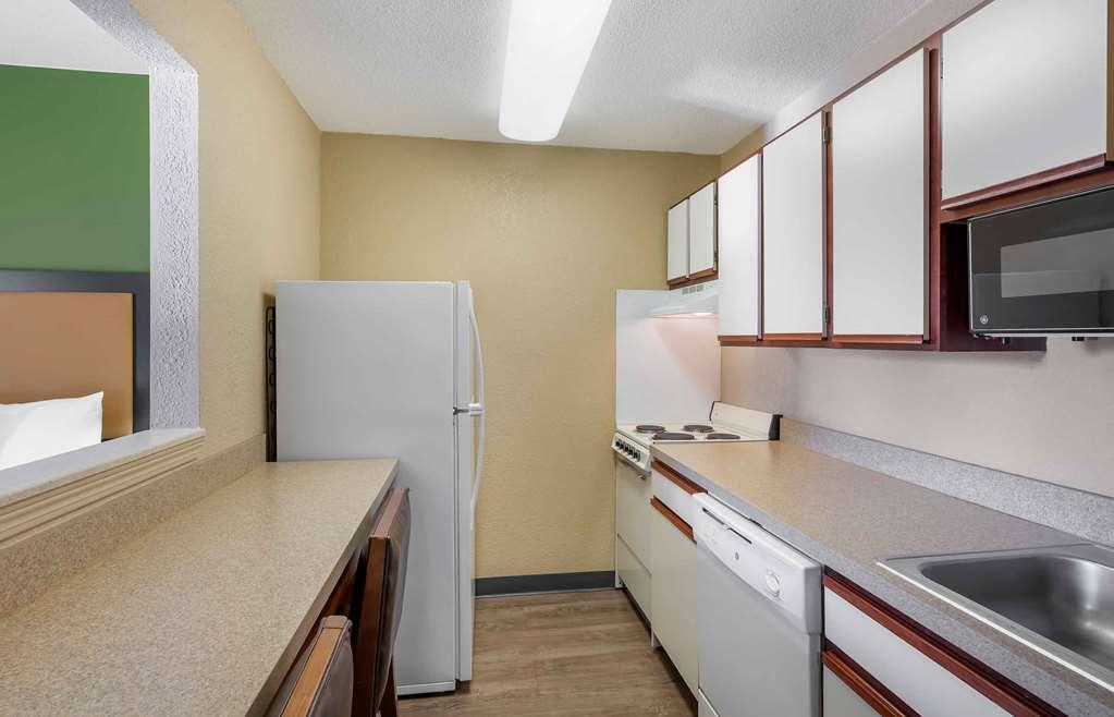 Extended Stay America Suites - Cleveland - Мидълбърг Хайтс Стая снимка